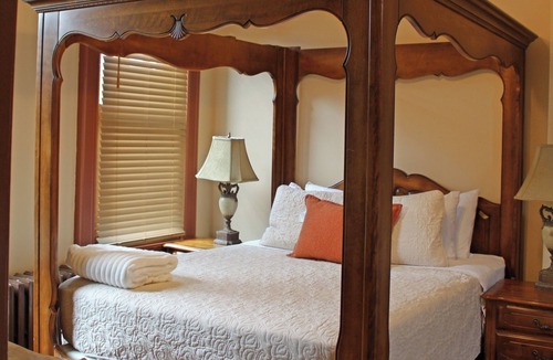 Manchester Hotel | Naples 2 story suite -Villagio Boutique Hotel ★WALK to STADIUM ★FREE PARKING