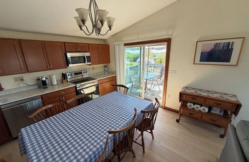 Eastward Look House | Narragansett RI - Walk to Beach - Ocean View