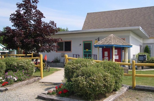 Trenton House | Narrows Too Camping Resort Cabin 5