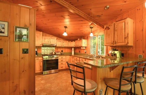 West Poland Cottage | Nature Lover’s Retreat on Thompson Lake – Cozy Cottage Escape