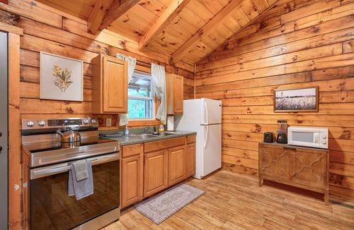 South Bloomingville Cabin | Nature's Paradise: Pet friendly Private couples cabin w/hot tub in Hocking Hills