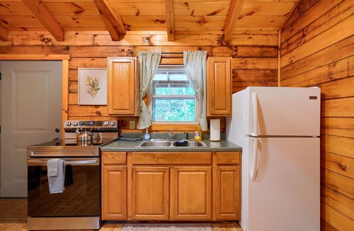 South Bloomingville Cabin | Nature's Paradise: Pet friendly Private couples cabin w/hot tub in Hocking Hills