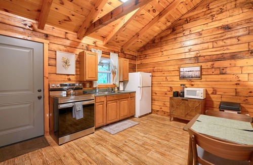 South Bloomingville Cabin | Nature's Paradise: Pet friendly Private couples cabin w/hot tub in Hocking Hills