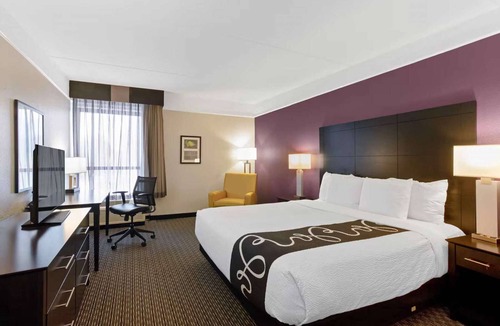 Andover Hotel | Near Canobie Lake Park + Free Breakfast. Pool. Gym