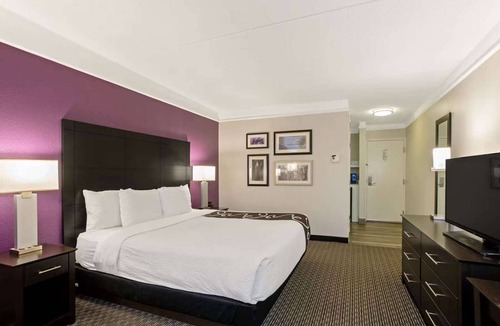 Andover Hotel | Near Canobie Lake Park + Free Breakfast. Pool. Gym