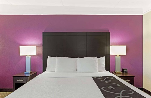 Andover Hotel | Near Canobie Lake Park + Free Breakfast. Pool. Gym