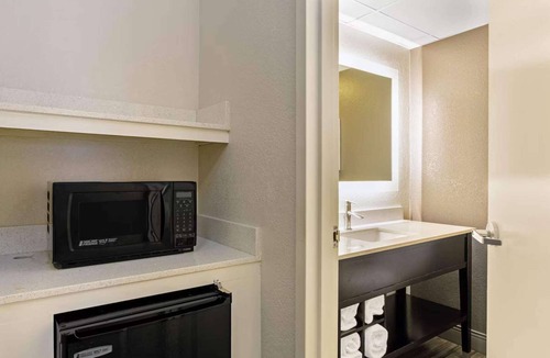 Andover Hotel | Near Canobie Lake Park + Free Breakfast. Pool. Gym