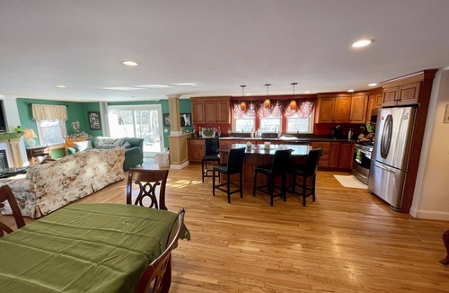 South Dennis House | Near Mayflower Beach 7 Bedrooms 3 baths Sleeps 14 CENTRAL A/C