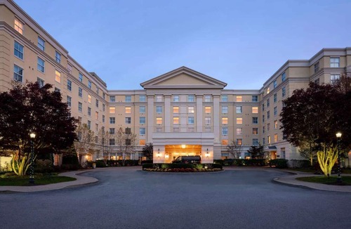 Groton Hotel | Near Mystic Seaport Museum + Dining, Pool & Spa