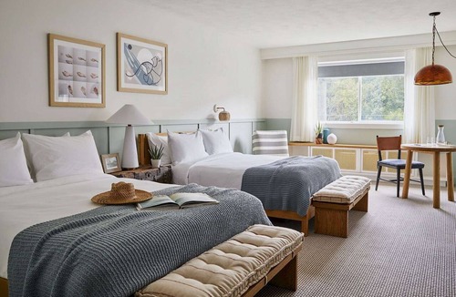 Newport Hotel | Near Newport Harbor + On-Site Dining. Pool. Bikes.