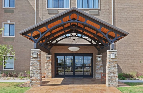 Oklahoma City Condo | Near Quail Springs Mall | Free Breakfast. Pool Access.