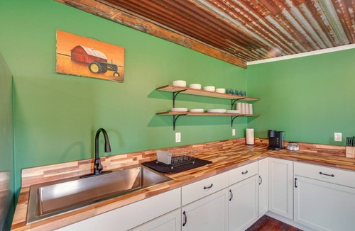 Treloar Condo | Near Wineries: Country Condo in New Haven