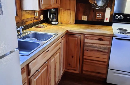 Glouster Cabin | Nestled in nature, quaint & cozy little upscale rustic cabin.