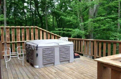 Glouster Cabin | Nestled in nature, quaint & cozy little upscale rustic cabin.