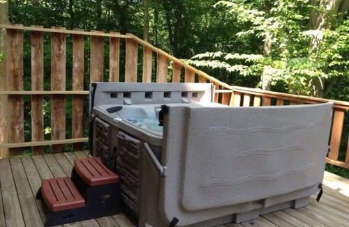 Glouster Cabin | Nestled in nature, quaint & cozy little upscale rustic cabin.