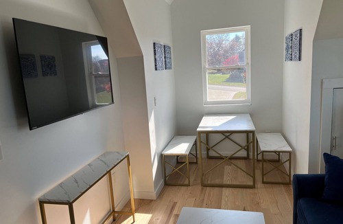 Wildwood Apartment | New charming 2-bedroom treetop apartment with WiFi, AC, playground, garage.