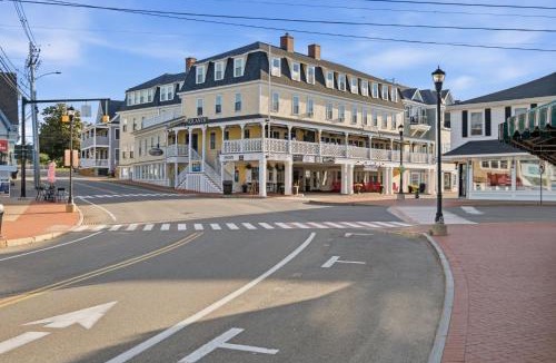 Cape Neddick House | NEW Coastal Retreat w Ocean Views Rooftop Deck