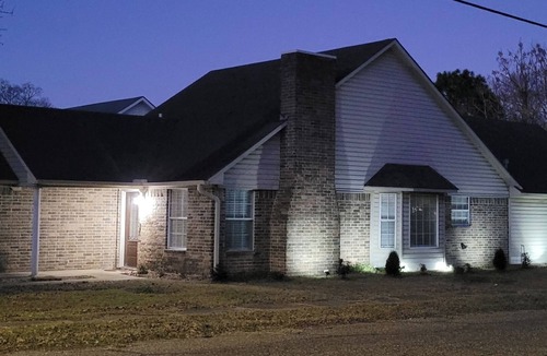 Texarkana House | NEW Cozy 3BR Retreat + 2-Car Garage in Historic Texarkana