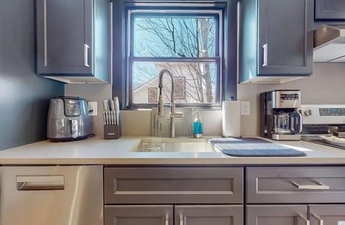Windham House | NEW - Cozy Modern: Stunning views,3 mins ski,BBQ,Fire Pit,Game Room,walk to town