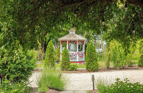 Stonington Apartment | New England Hospitality at the Carriage House Mystic Vacation Rentals LLC