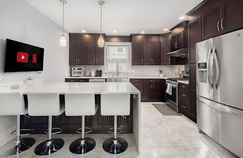 Quincy House | New England Traditional x Modern, 5 Bedrooms, Office, 8ppl