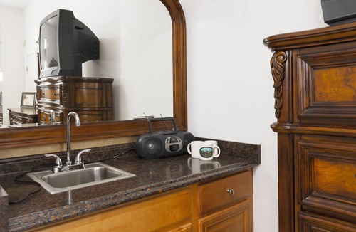 McLean Apartment | NEW! Ft Marcy 2 BR 1 LV/DRM 1 BA on Pimmit Run, hike/kayak to the Potomac River