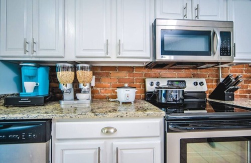 Upham's Corner House | New-Group stay mins from DowntownConvention BeachFenway FreePrkg