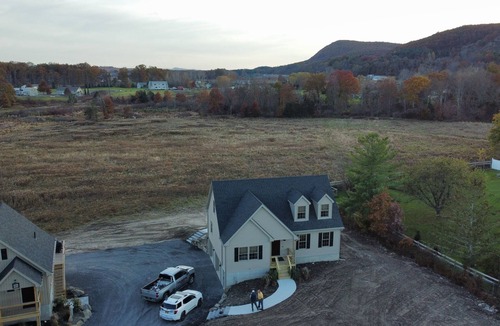 Saugerties House | New Home, 2 Bd, 2.5 Bath, open floorplan, sleeps 6.