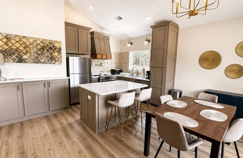 Clarksville House | New Home 2 mins from Town, Lake Ludwig, and U Of O campus sleeps 7/Cozy Fire Pit