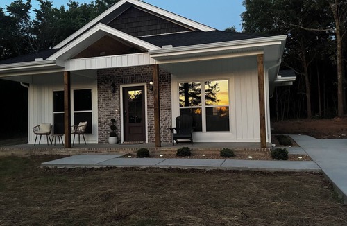Clarksville House | New Home 2 mins from Town, Lake Ludwig, and U Of O campus sleeps 7/Cozy Fire Pit