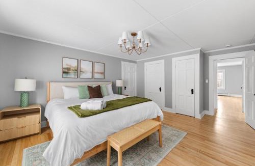 Moultonborough House | NEW l Modern Comfort wHOT TUB l NH Lakes Region