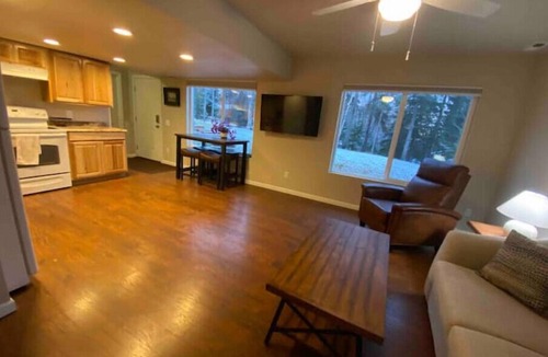 Mid-Hillside Apartment | - NEW LISTING - Adorable 1-bedroom suite in South Anchoragen