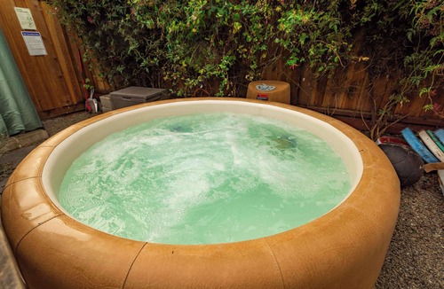 Fairview Park House | New Listing! Berkeley Retreat w/Chef’s Kitchen & Hot Tub