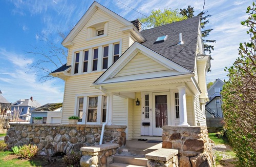 New London House | New London Retreat Sleeps 10 - Walk to Waterfront & Downtown, near Casinos