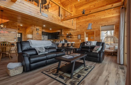Berkeley Springs House | New Luxury Cabin, 2 Master Bedroom-1 ADA Compliant