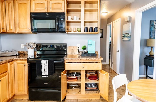 Manchester Apartment | NEW - Mins to Concord /Nashua - Full Fenced Backyard- 1st Floor- Laundry in unit