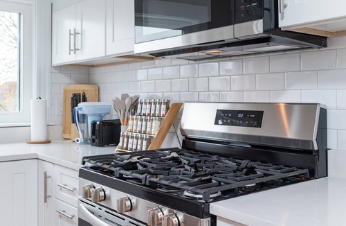 Somerville Apartment | NEW! Modern & Cozy Stay Near Harvard + Parking