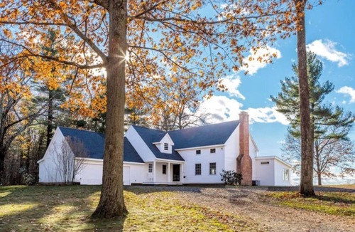 Hollowville House | NEW Quiet, private farmhouse, stunning mntn views!