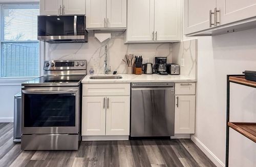 Columbus Park - Andrew Square Apartment | New Reno! 3 Beds, in unit Washer & Dryer, Southie!