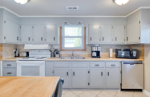 Belspring Cabin | New River 3BR - Fishing, Kayaking, Hot tub, VT Game Weekends