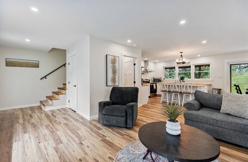Brewer House | New | Riverside | Fire Pit 3BR 2.5 bath