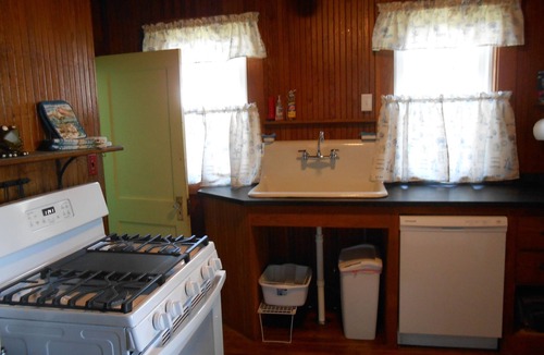 Silver Beach House | New Silver Beach Cottage-4 BD-Sunroom, Outdoor Shower