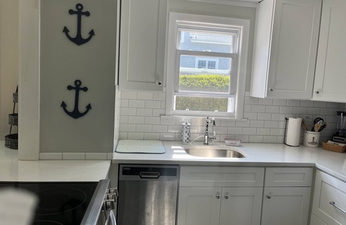 Silver Beach Cottage | New Silver Beach 1/3 mile to Beach-1.4 miles to Sea Crest Resort