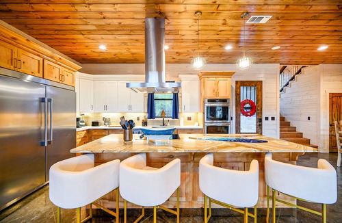 Pickens Cabin | New-Sleeps 30-Pool-Pond-Kayaks-Golf-Spa-BBall-Poker-Ping Pong-Skeeball-ATVs