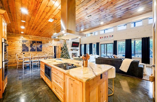 Pickens Cabin | New-Sleeps 30-Pool-Pond-Kayaks-Golf-Spa-BBall-Poker-Ping Pong-Skeeball-ATVs