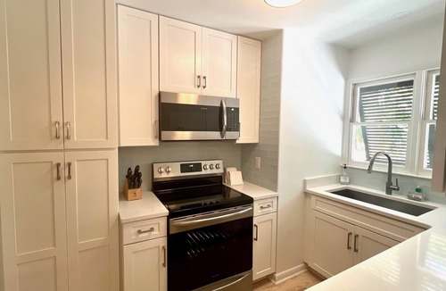 Tarpon Pond Cottage | New to Market. Golf & pond views. Refined beach cottage.