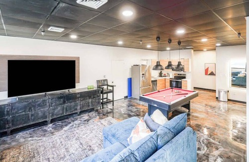 North Oakland Apartment | *New* *Unique* 2b/2b sleeps 8 in North Oakland!