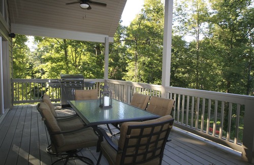 Bee Spring House | Newer Build, Premier Finishes, LAKE FRONT, Fiber Internet YOUTUBE TV