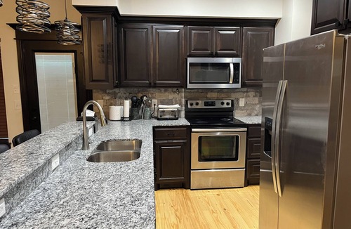 Norman Cabin | Newly Built Cabin by Lake Thunderbird with Sauna, Hot Tub and EV Charger. OU,OKC