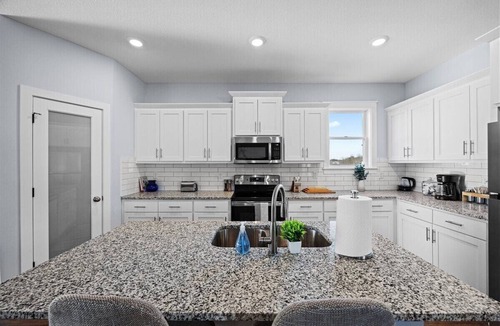 Raytown House | Newly Built Lux Home Sleeps 8!